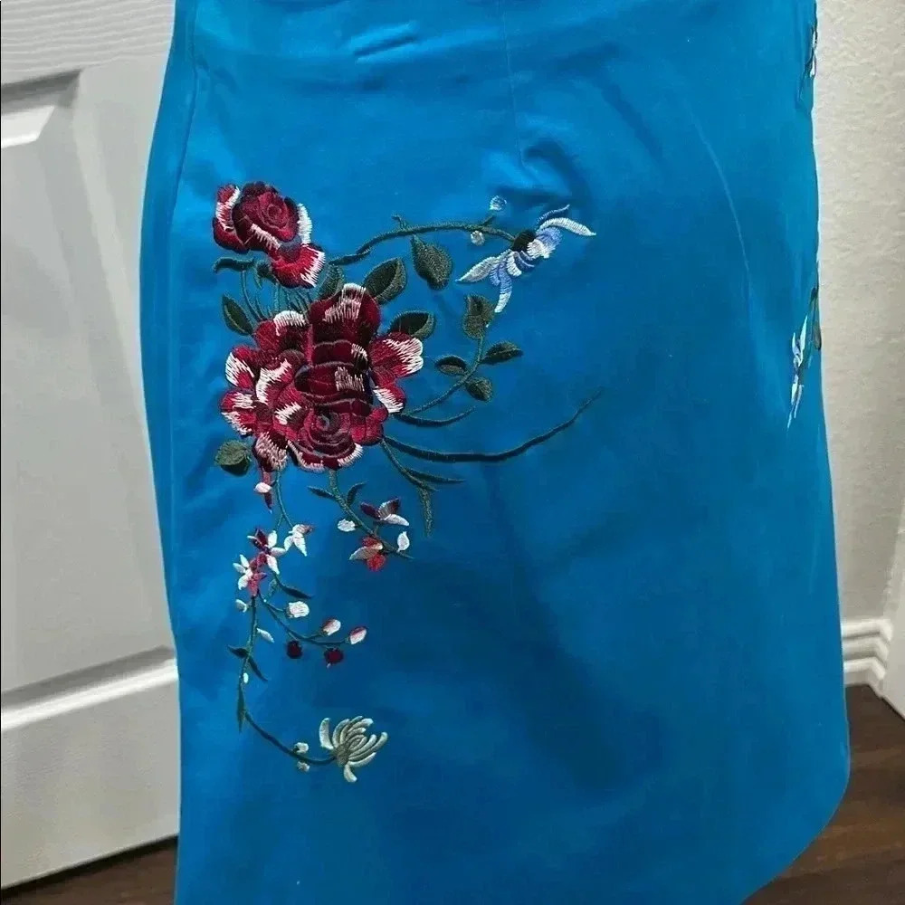 Embroidered Autograph Brand Skirt NWT size 6 side zip ❤️